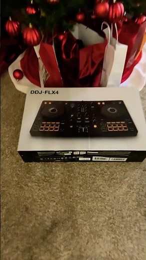Pionner DDJ FLEX4 it’s a nice Christmas present I think she’s gonna love it 😍