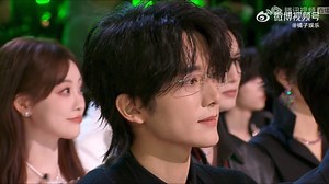 568K views · 8.9K reactions | Chỉ đạo ống kính của Tinh Quang Đại Thưởng năm nay đang khiến Cnet cười khùng   Lý Lan Địch phát biểu thì lia ống kính qua Nhậm Gia Luân (bạn diễn trong "Lưu Thuỷ Điều Điều), sau thấy sai sai nên chuyển qua Trương Tân Thành (bồ real).  Nhậm Mẫn vừa phát biểu, hoang mang đảo máy qua Trương Vãn Ý (bạn diễn trong "Cẩm Tú An Ninh"). | Ký Giả Trung Hoa | Facebook