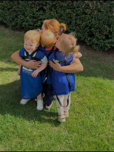 🤗 Hugging is a simple but powerful way to support a child’s overall development emotionally, socially, and physically especially in the early years when the brain is rapidly developing. 🤗 #hug #nationalhugday #support #eyfsactivities #earlyyears