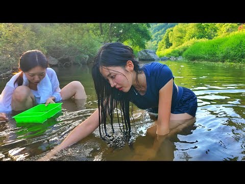 🏖️ESCAPING THE SUMMER HEAT TO A COOL CREEK CAMP｜CATCHING SNAILS & SPICY COLD NOODLES
