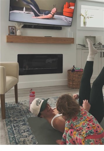 first work out in over a week and I was feeling it after eating like crap for the holidays 🫠 but, my work out was cut short cause little nugget came downstairs to say hi. she’s not feeling well today, so I took the cuddles and had daddy put her shows on. anyone else’s toddlers down bad right now? 🙃😅 #workoutwithme #toddlermom