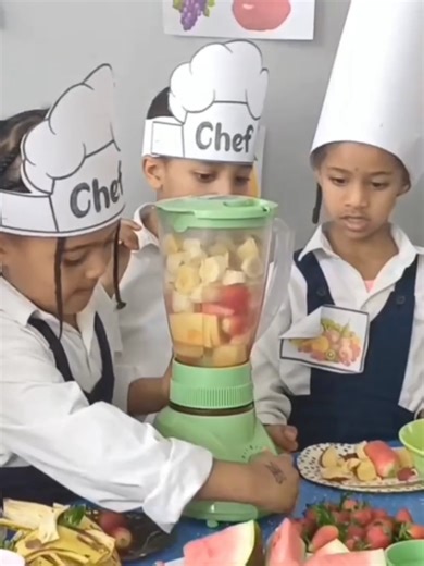 Kid chefs making fruit smoothie ANFO KG3 #rezanacademy #preparingjuices #rezanKG3