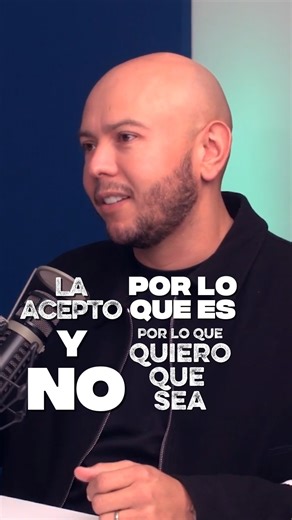 @theabundancerevolutionpodcast on Instagram: "Este episodio no va de cómo ser el manager de Will Smith... va de cómo dejar de ser un esclavo de tus propios logros. ⛓️💥 A veces pensamos que el éxito nos dará una felicidad eterna, pero @lexborrero nos demuestra que no es así. Tras un 2025 de profunda reflexión, Lex entendió que la verdadera abundancia es aceptar la vida por lo que es. Este episodio trata sobre el "rendirse" o la aceptación máxima; sobre cómo reprogramar esa computadora que tenemo