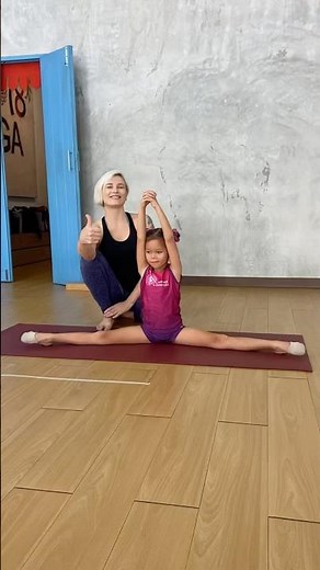 Clock Exercise - 2 Kids Lovely ⏰ Don’t Twist Your Body! #sports #acrobatics #balancefitness