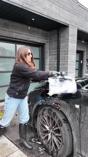 Melissa Maker on Instagram: "Poll: Is a black car or a while car harder to keep clean? 🚗#Ad Two of life’s most satisfying simple pleasures (in no particular order): (1) driving around in a freshly cleaned car and (2) catching up with your girlfriends. For us, coordinating wash day @shellstationsca with our Shell Car Wash Subscriptions makes it so easy. And with the colder, wetter, dirtier weather coming up, we all know just how dirty the exterior of our cars are about to get, and how nic