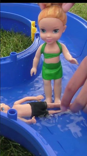 Swimming! Elsie & Annie have fun at the Waterpark💦🏖 #shorts #dolls