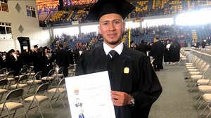 1.1M views · 74K reactions |   De albañil a abogado: El joven hondureño Osman Alonso trabajó durante 15 años como trabajador de construcciones; sin embargo, siguió sus estudios por las noches y finalmente cumplió su sueño de convertirse en abogado. | Noticias Estrella TV Texas | Facebook