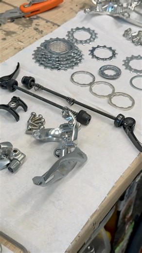 In 2026, the Vevor Ultrasonic Cleaner has shifted from a "luxury tool" to a shop-life essential. By using high-frequency 40kHz sound waves to create microscopic bubbles (cavitation), it blasts grease out of the deepest crevices of chains and cassettes where brushes simply can’t reach. This is a total game-changer for riders adopting chain waxing, as it provides the surgically clean surface required for the wax to bond. Whether you’re using the compact 2L model for chains or the 10L–22L industria