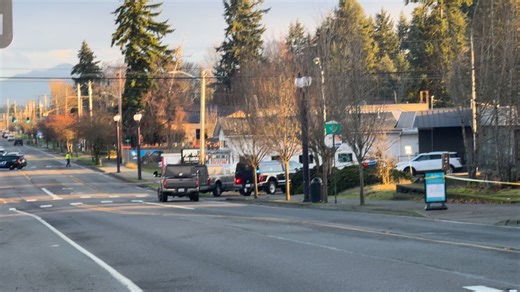 Yelm Avenue remains closed with a strong presence from Yelm Police Department, as Washington State Patrol’s bomb squad investigates a suspicious package that arrived earlier today at Fairway Real Estate. Yelm Police Chief Rob Carlson described the situation as a precautionary measure in an exchange with the Nisqually Valley News around 2:45 p.m. As of 3:55 p.m., both YPD and WSP remain actively on the scene in Yelm. Video and reporting by NVN editor Jacob Dimond. More information to follow. | Ni
