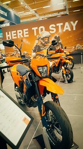 55K views · 90 reactions | KTM just dropped the new 690 SMC-R @moto.austria . Main differences to the 24’ Model +4kg +5 hp +7mm Seatheight New Led Instruments and LED- Headlight . #2025 #ktm690smcr #690smcr #ktm690 | 1000PS.at | Facebook