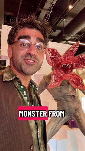 What does it look like when the monster from Stranger Things is behind you???? #StrangerThings #Monster #BehindYou #theupsidedown #netflix