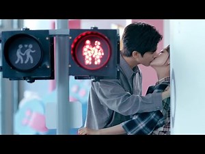 First kiss in public! To get rid of his demanding ex, Bossy President kissed his Wife in his company