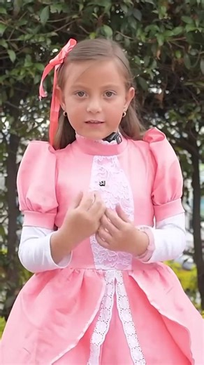 2.2K views · 33 reactions | Hoy, en el Día de los Niños y las Niñas, brindamos algunos tips para una celebración segura  Recuerda: revisa los dulces, mantén a los pequeños siempre acompañados y cuida su seguridad en todo momento. Hagamos de este día una experiencia divertida y segura, ¡entre todos nos cuidamos! ❤️ #DíaDelNiño #SomosCruzRoja | Cruz Roja Colombiana | Facebook