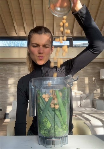 Vegan Green Goddess Salad 🥗 Ingredients: \t•\tFinely chopped pointed cabbage (Spitzkohl) \t•\t½ cucumber, diced \t•\t1 spring onion, sliced For the dressing: \t•\t1 avocado \t•\tA handful of cashews \t•\tA handful of chickpeas \t•\tFresh herbs (basil, parsley, chives) \t•\tJuice of 1 lemon \t•\t1 clove garlic \t•\tA splash of balsamic vinegar \t•\tA drizzle of olive oil \t•\tSalt & pepper \t•\tA little water to blend \t•\tA bit of chili sauce 🌶️ Instructions: Chop the vegetables finely. Blend