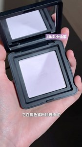 MINDY on Instagram: "蠟黃肌/淚溝/凹臉星人又有救星了⋯⋯🤩之前用紫色腮紅膏提亮覺得很麻煩的人 來試試看MAKE UP FOR EVER 全新HD SKIN粉無痕光圈蜜粉系列 不僅可以去黃提亮，還可以順便搞定去油定妝 使用上更方便也更省時間！ （就不用先上提亮膏再上蜜粉啦） @MAKEUPFOREVER_TW 的粉類產品一直是品牌的經典明星商品 這次新品光圈蜜粉餅 #小仙紫 💜 裡面沒有添加任何珠光，所以既可以局部提亮 更可以全臉定妝去蠟黃！（一餅多用👏🏻） 使用時機 ◽️上完粉底當定妝蜜粉用 ◽️全臉完妝後加強在蠟黃、凹陷區域 ◽️帶妝整天需要補妝時，補在黑眼圈慢慢浮出來的眼下區域，或是出油暗沉的區域 除此之外粉無痕光圈蜜粉 也很值得推薦🤍 即使多層疊加粉感還是超細緻、超貼膚 柔焦平滑的效果非常優秀，乾肌用也完全OK！ #底妝小仙紫 #光圈蜜粉餅 #定妝王者 #光圈蜜粉"