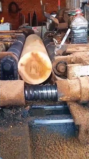 Shaving process of wood into thin slices using a log turner