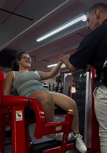 DOCTORES Y NUTRICIONISTAS DIJERON QUE ORI NO PODÍA BAJAR DE PESO, QUE SU DISCAPACIDAD LA IBA A DETENER. HOY, EN SU CHECK-IN DE TRES MESES, LES DEMOSTRAMOS LO CONTRARIO. YO DOY LAS HERRAMIENTAS. ELLAS HICIERON EL TRABAJO. COMO COACH, ESTO ME LLENA DE ORGULLO. EL VIDEO COMPLETO SALE MAÑANA EN YOUTUBE. #teamwork #proudcoach #theimpossible #transformation