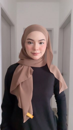 Vini on Instagram: "my favourite style with my favourite shawl 🤍 i can’t never shut up abt how much i love @coveredscarf shawlssss 😔 (i pakai code cookies & nude in this video)"