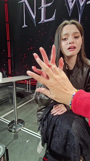 ขี้แกล้งมากกกกก แล้วชีไม่ยอมจับมืออะ 555 ชอบนะคะ อยู่เล่นตลกด้วยกันไปนานๆเลยนะ BECKY BIRTHDAY CONCERT #BNewEraBirthdayConcert #beckysangels @becky armstrong