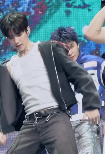 เป็นแก้วเป็นแสงมาก #bus #PHUTATCHAI #busbecauseofyouishine #mcountdown