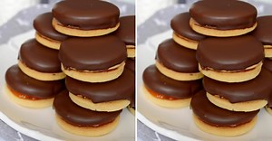 Išelské mini kolieska: Jednoduché cesto, ktoré sa pečie 10 minút. Potom už len zlepiť džemom a zaliať čokoládou