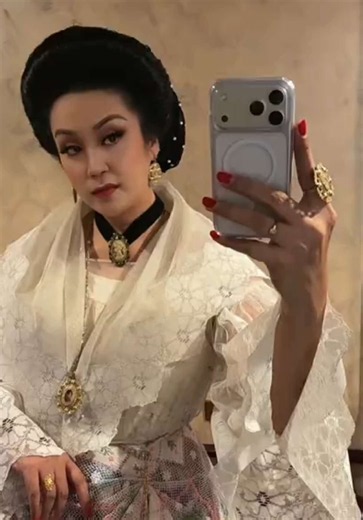 Traje de Mestiza Dress: Another Day in Traditional Fashion