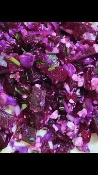 Entrée de betterave et chou-rouge sur sa sauce crémeuse au yaourt