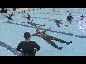 「浮き方を覚えれば怖くない」服を着たまま泳ぐ「着衣泳」 教職員対象に体験指導講習