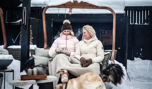 (+) Venninnene bygde identiske hytter ved siden av hverandre