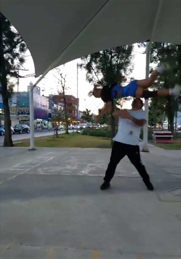 Prometemos subir un video bailando, luego, ahorita acrobacias ❤️‍🩹.@Pequeños Musical #viralvideo #fytシ #quebradita #rueditas #quebraditaacrobatica #dancer #foryou #acrobacia #dancer