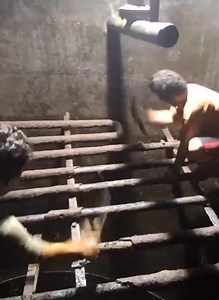 Ini adalah kegiatan membersihkan deposit pada pipa steam coil CST (Continuous Settling Tank) oleh operator klarifikasi di pabrik kelapa sawit. • CST adalah sebuah tangki pada stasiun klarifikasi pabrik kelapa sawit yang berfungsi untuk mengendapkan minyak, air, dan lumpur (sludge). • • #Reels_Viral #Fyp_Tayangan #Fyp_Jangkauan #Fbpro #Monetisasi | Ruliadi Saragih