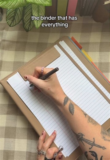 the perfect binder for college students or teachers doing lesson planning! I can think of so many uses for this it’s so good!! #teacher #teachersoftiktok #teachersbelike #lessonplanning #binder 3 Ring binder with clipboard, binder clipboard, office supplies, stationery, paperwork organizer, trapper keeping, teacher binder