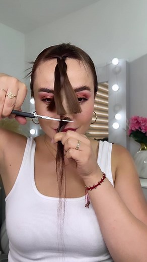 Corte de flequillo tipo mariposa: rápida y fácil