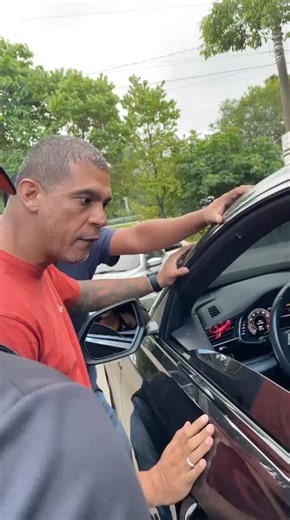 Toda vez que vejo esse tipo de vídeo mostrando uma cobrança cara a cara, com ameaça aos jogadores, xingamentos e tudo mais, eu penso que talvez isso seja um pouco acima do tom.Mas aí eu presto atenção no carro que o CHARLES consegue ter com o salário que recebe e todo meu lado racional se esvai rapidamente