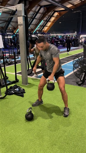 The flow you can have with two kettlebells🌊 Single arm snatch Bent over row Swing High pull Thruster Press Burpee #fitness #lifestyle #kettlebellworkout