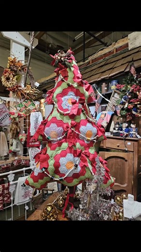 Vintage quilt Christmas tree. We're open everyday 10-5pm. (Dealer 82) #quiltchristmastree #quiltersofinstagram #holidayfun #christmasdecor #primitives #coolworkbench #thingstodointemecula #sundayfundaytemecula #grannysattictemecula | Granny's Attic Antique Mall