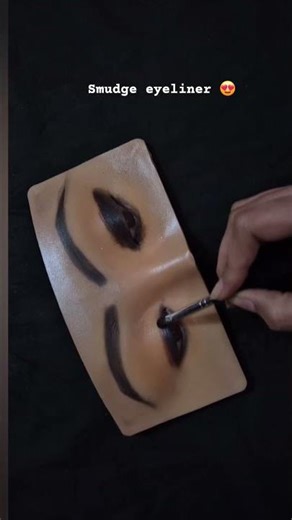 smudge eyeliner tutorial 😍 dummy smudge eyeliner ✨️ #shorts #viral