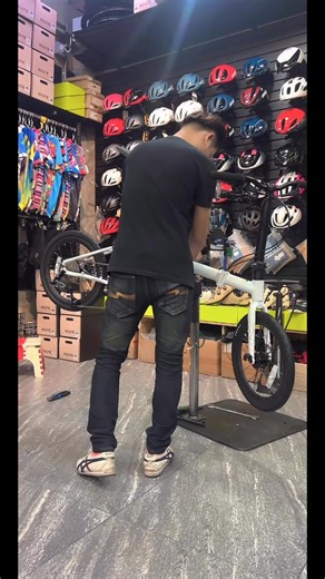 JAVA NEO Folding bike🔥🔥🔥 🔺 เฟรม อลูมิเนียม 🔺 ชุดขับ 9 สปีด SHIMANO 🔺 ล้อ 16 349 แกนล้อ 12 🔺 กะโหลกอยู่หางหลัง โซ่ไม่ตก ใช้เกียร์ Shimano ได้ อัพเกรดได้ถึง 12s 🔺 เข็นสะดวก สมดุลของรถดีมาก ไม่ต้องมีตะแกรง 🔺 ดิสเบรคน้ำมัน 🔺 จานกะโหลกกลวง ล้อแบริ่ง ยางCST 110psi 🔺 บันไดปลดเร็ว ⚡ ราคา 17,900.- ====================== ☎️ สอบถามเพิ่มเติม โทร 𝟬𝟴𝟲-𝟮𝟯𝟭𝟭𝟭𝟭𝟬 / 088-3368973 📮 ไม่สะดวกมาหน้าร้าน สั่งซื้อออนไลน์ได้ที่นี่ ⬇️ ============= 🟠 𝗦𝗵𝗼𝗽𝗲𝗲: https://shopee.co.th/jbike.th ======