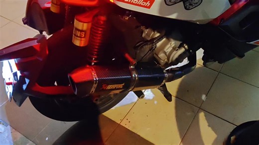 Akra middle DB Killer, remove DB hujung tu. Sedap bunyi bass. Daily use syok. Bunyi bass ngam x kuat x slow. Ekzos eden utk MSS250 ni ke 3 tp baru guna sehari je last year lps tu masuk stor. Ni pasang balik sblm ekzos baru sampai 😅😅😅 #modasporters250