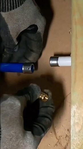Repairing a leaking PEX waterline to a hosebibb 🌱💦 #plumbing #plumber #asmr #diy