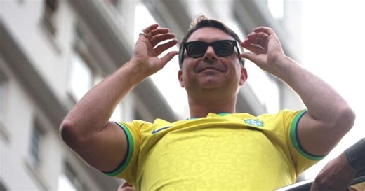 Flávio diz que Bolsonaro vai subir a rampa em 2027, repete bordão do pai e faz críticas a Lula