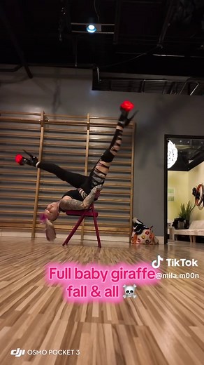 Here is 14 secs of my legs working appropriately 😅 I am so humbled by this dumb chair! #🏳️‍🌈 #acrochair #chairdance #aerialistsoftiktok #wlw