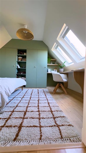 Ils voulaient juste changer une fenêtre... Résultat : c'est toute la pièce qui est métamorphosée. Adèle & Léopold ont opté pour deux fenêtres de toit VELUX, installées en une journée. Mais avant ça ? Avec le service de conception VELUX, ils ont repensé leur aménagement avec des plans concrets et adaptés à leurs besoins. Aujourd’hui, c’est une chambre multifonction : dormir, travailler, coudre, rêver… Faites le premier pas, on s’occupe du reste : http://velux.fr/commencer-ici/conseil-renovation #