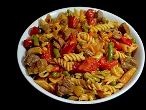 Pasta con carne y vegetales horneada - Recetas cocinemosjuntos