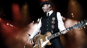 Social Distortion's Mike Ness unveils Gibson 1976 Les Paul signature model guitar