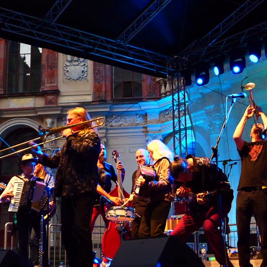 🍓 Wir nutzen den heißen Juli, um neue Songs zu machen 😅 👉 und laufen warm für die Konzerte im August: 5.8. 💥 D-Aalen - Galgenbergfestival 11.8. 💥 D-Senftenberger See (Lausitz) - Amphitheater 12.8. 💥 D-Schwarzenberg (Erzgebirge) - Waldbühne ⛱️ Kommt mit uns 🐌 die Hügel hinunterkullern, 💦 schwimmen und durch 🌲 die Wälder streunen … 🎫 Tickets: https://17hippies.de/on-tour | 17 Hippies