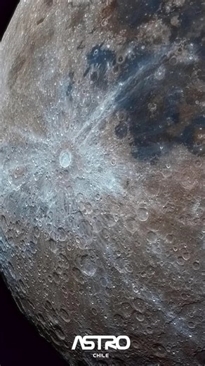 🌕 El cráter Tycho de la Luna Tycho es un cráter lunar joven y brillante, famoso por sus rayos extensos, formado por un impacto violento, clave para estudiar la historia geológica reciente de la Luna, visible hoy. #astronomia #luna #cratertycho #cosmos #universo