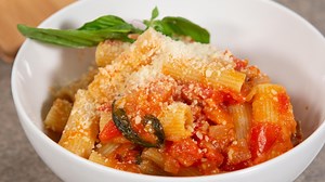 Absolutely one of our favorite recipes using Jersey's famous, fresh tomatoes is Marinara. Chef Amanda Freitag's homemade marinara sauce is made from scratch with fresh, Jersey plum tomatoes plus Jersey Fresh garlic, onions and basil. No canned tomatoes, just delicious, fresh from the farm tomato sauce! It's Jersey Tomato Week with Chef Amanda, a celebrity chef, television personality, cookbook author, Jersey girl and Jersey Fresh partner bringing us “Jersey Fresh 4 Ways!” Follow along for more r