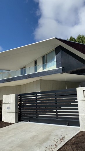 Drove past this spectacular ultra-modern luxury home the other day. 🔥 #westvancouver #modernhomes #housetour #luxury #realestate