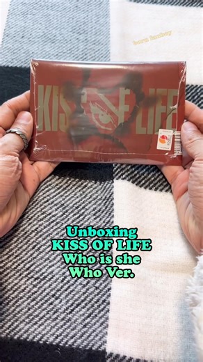 Unboxing KISS OF LIFE Album - Who is she Who Ver.